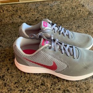 Nike Women’s Revolution Size 10 Grey